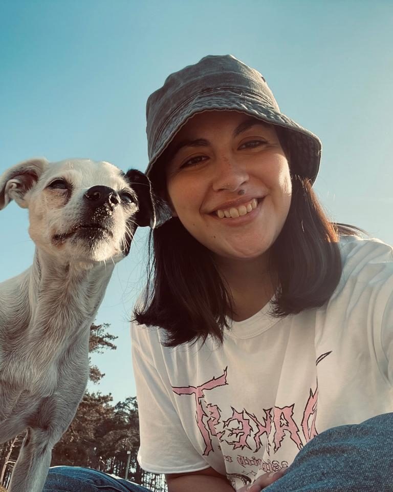 Tamara Pineda, psicóloga, con su perro