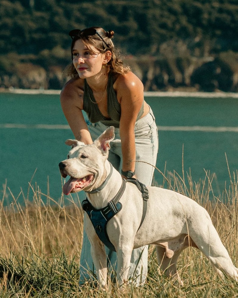 Agus Ventrici, educadora canina, con su perro