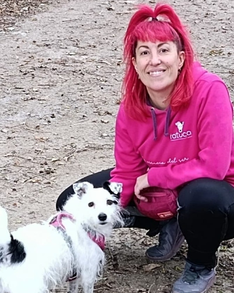Belén Alonso, educadora canina, con su perra