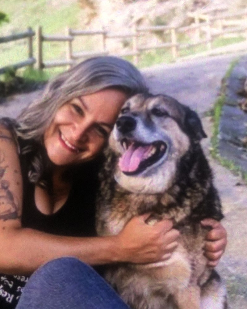 Eider Fernández, etóloga y codirectora de Ethológica, con su perra