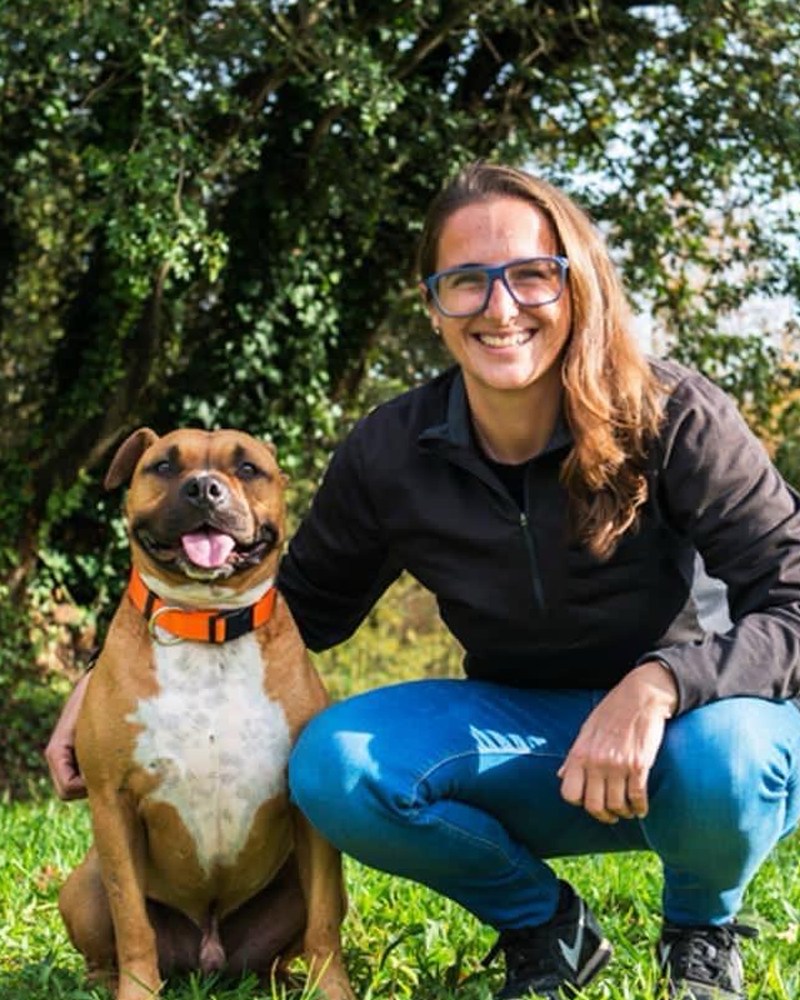 Laura Barbié, directora de MastiKando, con su perro