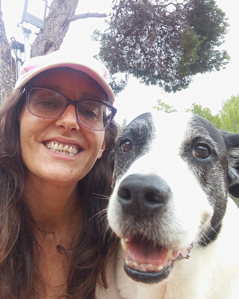 Laura Palomar, bióloga y educadora canina, con su perra