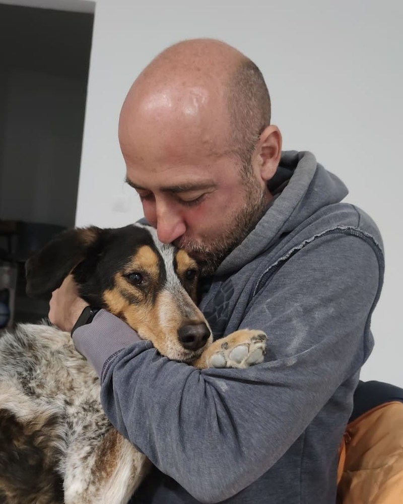 Marco Moretti, etólogo y codirector de Ethológica, con su perra