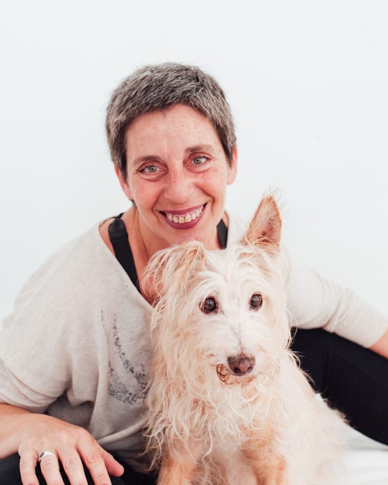 Mayte Sanz, educadora canina, con su perra