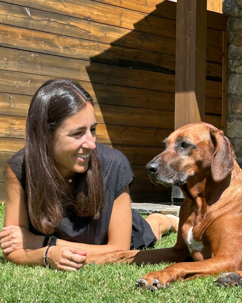 Silvia Mallofré, etóloga, con su perra